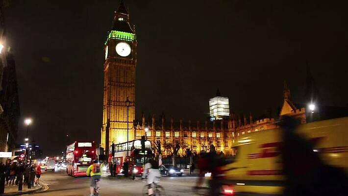 영어 유럽 시계 거실 자동차 영국 잉글랜드 거리 버스 사람없음 건물 빨간색 탑 어둠 도시 야간 큼 런던 출퇴근 바쁨 택시 일반 국회 더블 랜드마크 왕국 MOV 해외동영상 클립영상 자연요소 문자 건축물 나라 육상교통 컬러 비즈니스 승용차 대중교통 크기 동영상 파일형식