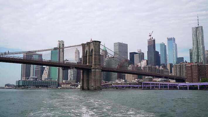 여행 비즈니스 건축양식 하늘 새로움 항해 파노라마 풍경 사람없음 건물 물 금융 파란색 강 도시풍경 사무실 탑 항구 고층빌딩 미국 도시 도심 뉴욕 지역 방문 대도시 스카이라인 맨해튼 랜드마크 허드슨강 브루클린 4K MOV 해외동영상 클립영상 자연요소 건축물 건축 컬러 컨셉 북아메리카 배_교통 교통시설 촬영기법 빌딩 경제 동영상 파일형식