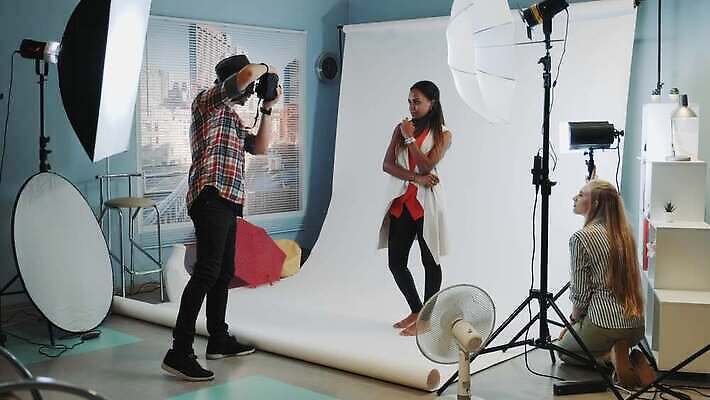 모델 직업 라이프스타일 여자 남자 감정 포즈 흑인 백그라운드 전등 조명 실내 미술 사람 인종 세명 세트 뷰티 유행 카메라 디지털 검은색 장비 표현 도시 잡지 사진사 그림 긍정 스포트라이트 스타일 4K MOV 해외동영상 클립영상 서양인 컬러 컨셉 문화예술 내부 생활 간행물 전자제품 작가 동영상 파일형식