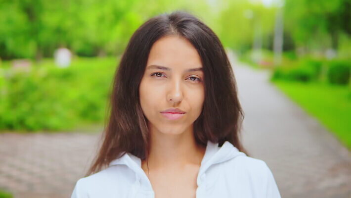 백인 라이프스타일 응시 공원 얼굴 스포츠 포즈 자연 갈색머리 한명 20대 야외 앞모습 여름 카메라 봄 덮개 분노 짜증 흰색 도시 닫기 집중 심각 4K MOV 해외동영상 클립영상 서양인 1 헤어스타일 시선 계절 공공시설 감정 뷰포인트 컬러 컨셉 모션 사람 청년 생활 신체부위 전자제품 뚜껑 생태계 동영상 파일형식