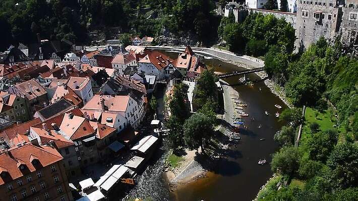 유럽 여행 사람없음 건물 강 햇빛 맑음 체코 항공촬영 MOV 해외동영상 클립영상 건축물 나라 뷰포인트 날씨 태양 동영상 파일형식