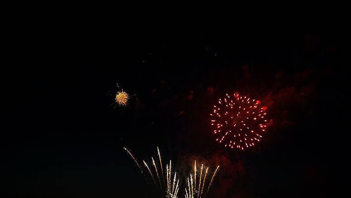 기념일 행복 컬러 백그라운드 하늘 불 추상 휴가 새로움 기념 폭죽 불꽃놀이 이벤트 사람없음 장식 빨간색 빛 컬러풀 노란색 파티 검은색 축제 어둠 흰색 축하 생일 4 황금 야간 저녁 폭발 12월 연도 쇼 7월 독립 4K MOV 해외동영상 클립영상 자연요소 감정 컨셉 무늬 놀이 숫자 날짜 동영상 파일형식
