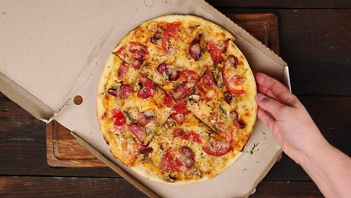 손 종이 음식 조각 토마토 탁자 치즈 피자 육류 요리 상자 갈색 식사 저녁식사 이탈리아 잡기 원형 맛 정상 굽기 속도 점심식사 맛있는 4K MOV 해외동영상 클립영상 도형 유럽 컬러 가구 컨셉 채소 식재료 모션 유제품 패스트푸드 서양음식 신체부위 구이 동영상 파일형식