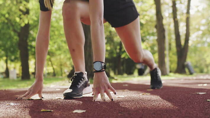 백인 라이프스타일 공원 여자 스포츠 건강 한명 야외 운동복 달리기 조깅 햇빛 시작 4K MOV 해외동영상 클립영상 서양인 1 옷 공공시설 모션 사람 생활 운동 태양 동영상 파일형식