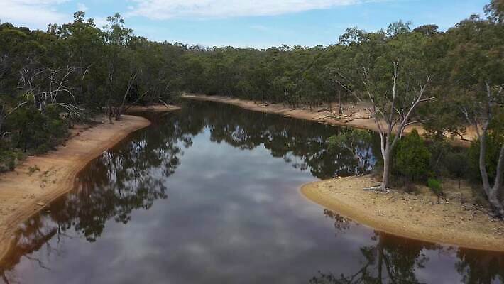 나무 식물 구름 호수 모래 여행 잎 자연 하늘 날씨 건조 안테나 풍경 사람없음 야외 초록색 물 파란색 반사 갈색 환경 흰색 저수지 호주 댐 가뭄 동영상 드론 4K MP4 해외동영상 클립영상 자연요소 공공시설 컬러 통신 오세아니아 생태계 파일형식