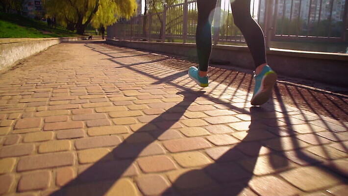 주간 백인 라이프스타일 긴머리 공원 여자 스포츠 모션 청소년 자연 거리 건강 한명 20대 야외 30대 빛 운동복 금발 달리기 조깅 운동 햇빛 일출 봄 닫기 연습 달리기선수 주자 혼자 MOV 해외동영상 클립영상 자연요소 서양인 1 헤어스타일 옷 계절 공공시설 사람 청년 생활 장년 태양 노을 생태계 육상선수 동영상 파일형식