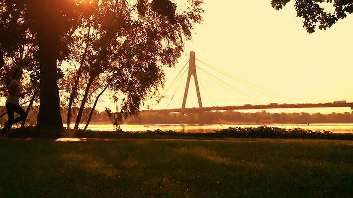 1 라이프스타일 여자 실루엣 무기 스포츠 모션 성공 아침 거리 건강 한명 야외 강 달리기 조깅 태양 일출 점프 일몰 자유 황금 강가 날씬함 긍정 재택근무 느림 필승 혼자 MOV 해외동영상 클립영상 주간 자연요소 컨셉 비즈니스 촬영기법 사람 생활 운동 노을 우승 몸매 동영상 파일형식