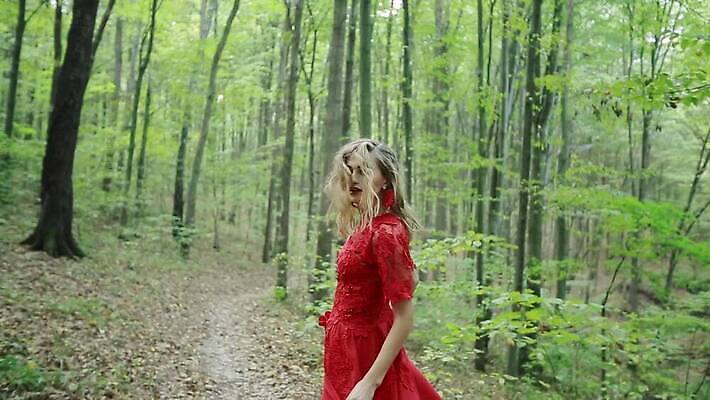 백인 모델 1 드레스 한명 목재 달리기 뷰티 표현 떨어짐 숲 위험 무서움 탈출 공포 헬프 MOV 해외동영상 클립영상 서양인 나무 옷 감정 컨셉 재료 모션 사람 도움 동영상 파일형식