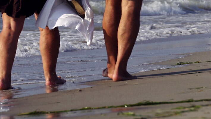 라이프스타일 커플 여자 모래 파도 바다 컬러 여행 결혼 맨발 발 자연 아침 휴가 함께함 사랑 사람 사람없음 야외 물 여름 걷기 맑음 산책 낭만 신혼여행 떨어짐 양발 4K MOV 해외동영상 클립영상 주간 자연요소 계절 감정 컨셉 관계 모션 날씨 휴식 이벤트 생활 신체부위 생태계 동영상 파일형식