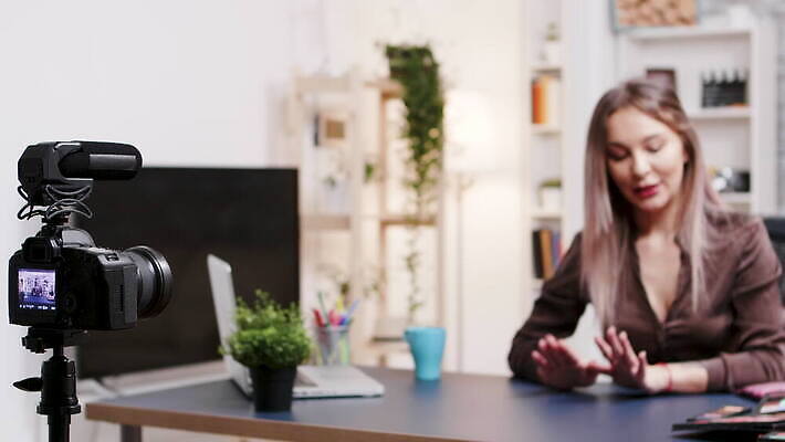 직업 라이프스타일 여자 얼굴 인터넷 비즈니스 주택 실내 미소 두명 뷰티 유행 카메라 디지털 촬영 웹 화장품 장비 정보 업무 네트워크 방송 온라인 동영상 블로거 블로그 소셜 생존 스타일 크리에이터 1인미디어 4K MOV 해외동영상 클립영상 표정 사람 내부 건물 생활 신체부위 전자제품 작업 파일형식