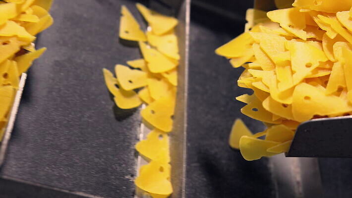 모양 산업 선 백그라운드 비즈니스 공장 사람없음 노란색 기계 장비 닫기 맛 제조 상품 소금 방법 자동 자동화 짠맛 컨베어밸트 해로움 맛있는 4K MOV 해외동영상 클립영상 컬러 컨셉 공업 모션 동영상 파일형식