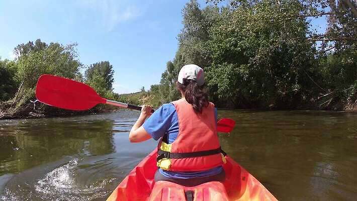 라이프스타일 여자 스포츠 파도 여행 포즈 교통시설 모션 휴가 휴식 건강 한명 사람 물 강 운동 기쁨 젖음 탐험 수상스포츠 스페인 집중 흥분 리더 카약 주말 혼자 4K MP4 해외동영상 클립영상 자연요소 1 감정 유럽 바다 교통 컨셉 생활 시설 동영상 파일형식