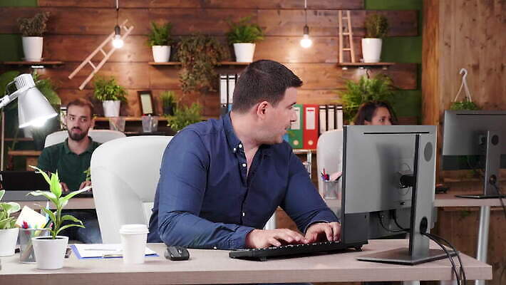 백인 직업 디자인 여자 남자 비즈니스 성공 노동자 함께함 대화 사람 노트북 컴퓨터 사무실 타이핑 업무 비즈니스맨 발표 그룹 계획 토론 디자이너 책상 동료 바쁨 창업 문제 문제풀이 해결 조언 프로젝트 4K MOV 해외동영상 슬로모션 클립영상 서양인 가구 컨셉 관계 촬영기법 말하기 전자제품 작업 직장인 자영업 동영상 파일형식