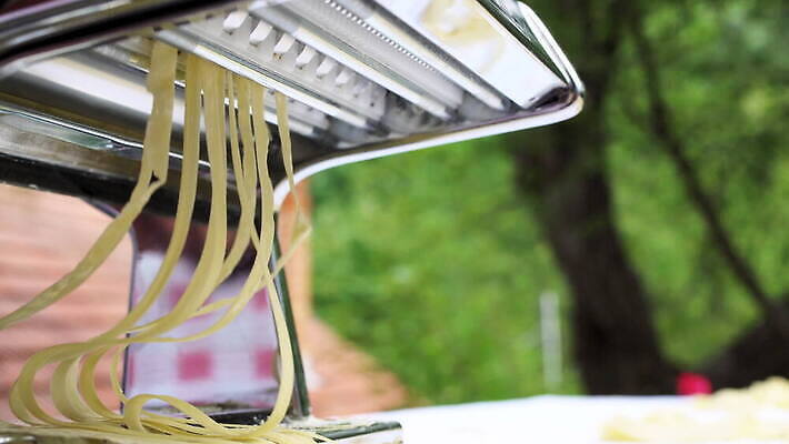 손 줄 음식 빵 탁자 추상 주택 건조 파스타 건강 스파게티 관리 사람없음 햇빛 노란색 기계 이탈리아 면 업무 수프 자르기 시리얼 국수 반죽 만들기 밀가루 라비올리 라자냐 마카로니 이스트 특별함 핸드메이드 토르텔리니 4K MOV 해외동영상 클립영상 유럽 컬러 가구 컨셉 무늬 모션 서양음식 건물 신체부위 태양 면류 작업 이탈리아음식 가루 동영상 파스타면 파일형식