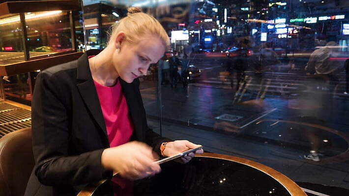 아시아 백그라운드 모바일 서울 사람없음 컴퓨터 금발 알약 카페 도시 업무 사용자 4K MOV 해외동영상 클립영상 헤어스타일 나라 한국 전자제품 약 상점 작업 동영상 파일형식