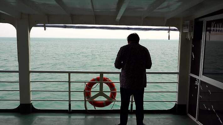 응시 남자 파도 바다 여행 교통시설 태국 자연 휴가 서기 사람 앉기 성인 사람없음 야외 물 파란색 햇빛 여행객 수영 관찰 보트 크루즈 모터보트 포트 구명용품 4K MP4 해외동영상 클립영상 자연요소 시선 아시아 컬러 교통 배_교통 모션 태양 수상스포츠 안전장비 시설 생태계 동영상 파일형식