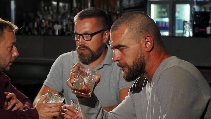 남자 행복 음료 비즈니스 휴가 휴식 미소 사람 세명 친구 독서 식당 축제 우정 모임 알코올 바 비즈니스맨 그룹 결합 긍정 주말 축배 소통 소셜 위스키 코냑 유흥 4K MOV 해외동영상 클립영상 감정 컨셉 관계 주류 표정 상점 와인 직장인 동영상 파일형식