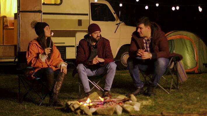 라이프스타일 행복 유럽 모션 자연 휴가 불꽃 휴식 산 수염 맥주 매달리기 미소 웃음 사람 사람없음 야외 파티 우정 캠핑 마시기 가을 뜨거움 10 그룹 야간 저녁 장작 모닥불 굽기 통나무 나눔 마시멜로우 4K MOV 해외동영상 클립영상 자연요소 나무 계절 감정 나라 컨셉 불 레저 디저트 주류 표정 이벤트 생활 친구 숫자 구이 생태계 동영상 파일형식