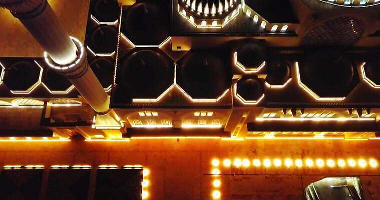 종교 문화 여행 중동 건축양식 전등 새로움 이스탄불 안테나 사람없음 건물 하이앵글 탑 에너지 기도 도시 역사 야간 큼 이슬람교 모스크 칠면조 드론 라마단 랜드마크 안뜰 4K MP4 튀르키예 해외동영상 클립영상 자연요소 건축물 건축 나라 아시아 뷰포인트 컨셉 통신 조류 조명 크기 동영상 파일형식