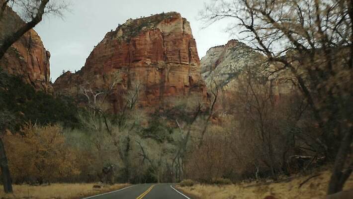 여행 겨울 자동차 자연 유리 항해 국립공원 경사 사람없음 빨간색 골짜기 미국 운전 고속도로 황무지 혈액 분위기 인도인 탈출 부식 지역 애리조나 루트 벌거벗은 시온산 웅장함 자동 지질학 특별함 1인칭시점 4K MP4 해외동영상 클립영상 외국인 시선 계절 공원 교육 도로 육상교통 컬러 컨셉 북아메리카 배_교통 모션 재질 동양인 생태계 동영상 파일형식