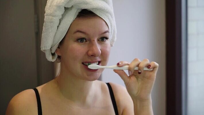 백인 여자 얼굴 아침 건강 한명 미소 수건 뷰티 스파 거울 욕실 흰색 붓 치아 큼 가슴 청소 비만 피부 치과의사 란제리 굴곡 넣기 돌봄 미백 위생관리 합판 신청 MOV 해외동영상 클립영상 주간 서양인 1 컬러 모션 표정 관리 사람 신체부위 위생용품 의사 소화기관 속옷 크기 몸매 동영상 파일형식