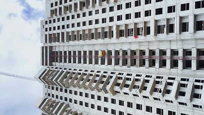 구름 외관 산업 벽 이동 건축양식 창문 모션 노동자 새로움 아파트 주택 프레임 파노라마 사람없음 야외 건물 햇빛 고층빌딩 기계 블록 도시 재산 큼 엘리베이터 땅 기중기 러시아 시멘트 발판 진행 개발 건축업자 리프팅 모스크바 콘크리트 4K MOV 해외동영상 클립영상 자연요소 직업 건축물 건축 유럽 컨셉 촬영기법 빌딩 금융 태양 중장비 크기 동영상 파일형식