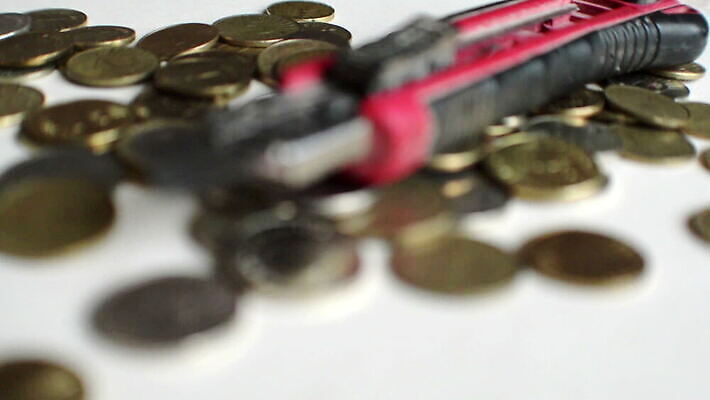 손 백그라운드 컨셉 돈 손가락 성공 사람없음 금융 쌓기 금속 동전 저축 잡기 칼날 다발 수집 투자 보케 이익 대출 구리 블러효과 수도권 수입 자금 커터 MOV 해외동영상 클립영상 비즈니스 모션 재질 신체부위 경제 원소 재산 지역 동영상 블러 파일형식 효과