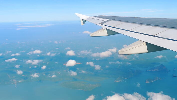 구름 바다 섬 여행 백그라운드 날개 교통시설 태국 자연 하늘 비행기 안테나 풍경 사람없음 야외 물 파란색 우주 흰색 정상 대패 안다만 푸켓 수평선 4K MOV 해외동영상 클립영상 자연요소 아시아 컬러 교통 통신 항공교통 대중교통 시설 생태계 동영상 파일형식