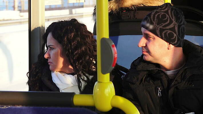 커플 여자 행복 여행 의자 비즈니스 교통시설 모바일 새로움 버스 실내 사람 앉기 사람없음 내부 스마트폰 기차 도시 전철 승차 출퇴근 승객 일반 그만 통근 4K HD MOV 해외동영상 클립영상 감정 육상교통 가구 교통 컨셉 관계 모션 대중교통 핸드폰 스마트기기 시설 출근 동영상 파일형식