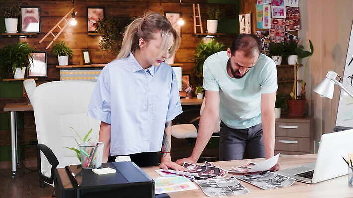 백인 라이프스타일 여자 남자 회사 비즈니스 사업가 아이디어 직장 실내 말하기 대화 선물 사람 성인 컴퓨터 사무실 업무 비즈니스맨 비즈니스우먼 계획 대표 토론 경영자 쇼 마케팅 프로젝트 브레인스토밍 4K MOV 해외동영상 클립영상 서양인 직업 컨셉 모션 내부 생활 전자제품 작업 직장인 리더 동영상 파일형식