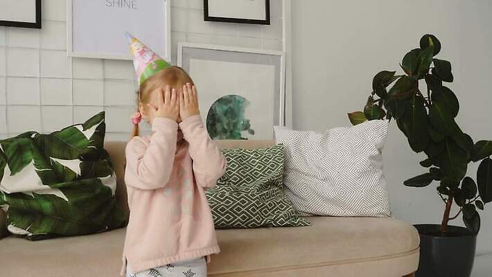 백인 라이프스타일 여자 딸 행복 어린이 가족 엄마 실내 선물 사랑 웃음 사람 성인 두명 파티 귀여움 기쁨 생일 토끼인형 4K MOV 해외동영상 클립영상 서양인 기념일 감정 인형 컨셉 관계 표정 이벤트 내부 생활 토끼 동영상 파일형식