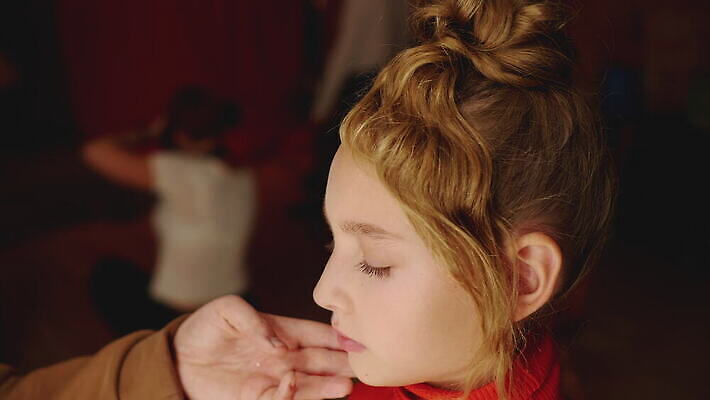 모델 직업 응시 산업 얼굴 컬러 컨셉 실내 두명 화장 뷰티 유행 검은색 어둠 화장품 붓 작업 화려 우아함 닫기 확대 어플리케이션 볼륨 눈썹 속눈썹 마스카라 예술가 방법 방수 완벽 스타일 신청 4K MOV 해외동영상 클립영상 시선 모션 사람 내부 신체부위 동영상 파일형식