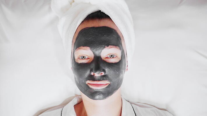 응시 여자 얼굴 휴식 아파트 주택 건강 가면 한명 수건 뷰티 카메라 검은색 스파 화장품 침실 흰색 침대 플랫 피부 피부관리 돌봄 4K MOV 해외동영상 클립영상 1 시선 컬러 가구 컨셉 모션 사람 건물 신체부위 전자제품 위생용품 동영상 파일형식