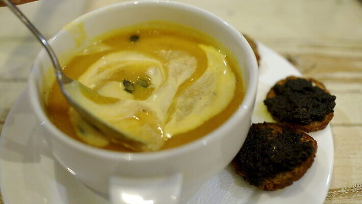 접시 음식 부분 탁자 서브 요리 사람없음 목재 식당 숟가락 식사 카페 발표 맛 수프 먹기 크림 브루스케타 맛있는 MOV 해외동영상 클립영상 나무 식기 가구 컨셉 재료 모션 수저 상점 동영상 파일형식