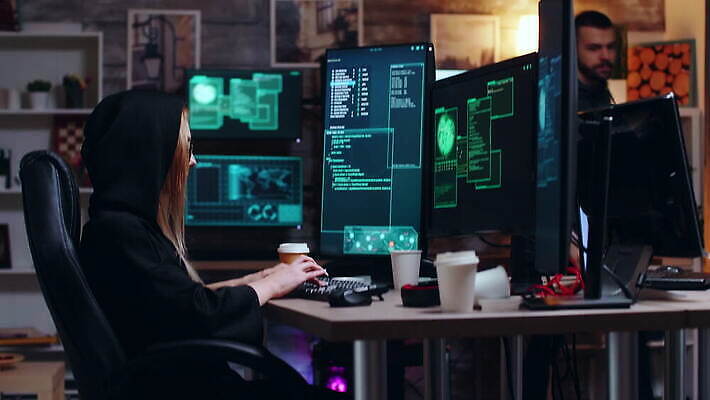 여자 인터넷 사람없음 컴퓨터 스크린 모니터 자료 웹 어둠 방 정보 타이핑 네트워크 조직 그룹 센터 바이러스 암호 공격 비밀 사이버 보안 신분 시스템 해킹 해커 깊이 데이터베이스 서버 소프트웨어 수배 악성코드 정부 4K MOV 해외동영상 클립영상 컨셉 모션 안전 사람 전자제품 범죄 동영상 파일형식