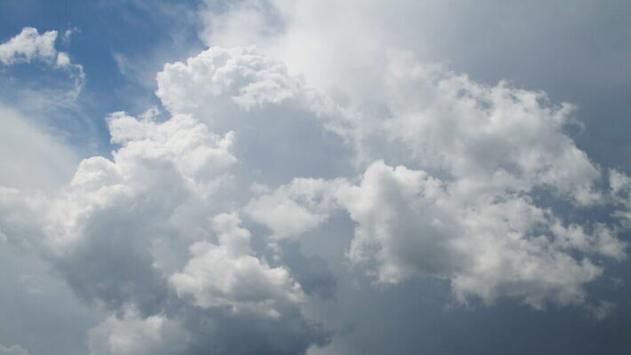 구름 컬러 백그라운드 자연 하늘 날씨 풍경 사람없음 야외 가로 여름 파란색 빛 햇빛 태양 우주 환경 흰색 전원 분위기 장면 천국 솜털 스카이라인 내추럴 오존 적란운 천창 유일 4K 타임랩스 MOV 해외동영상 클립영상 자연요소 계절 컨셉 촬영기법 전기에너지 생태계 동영상 파일형식 구름_자연