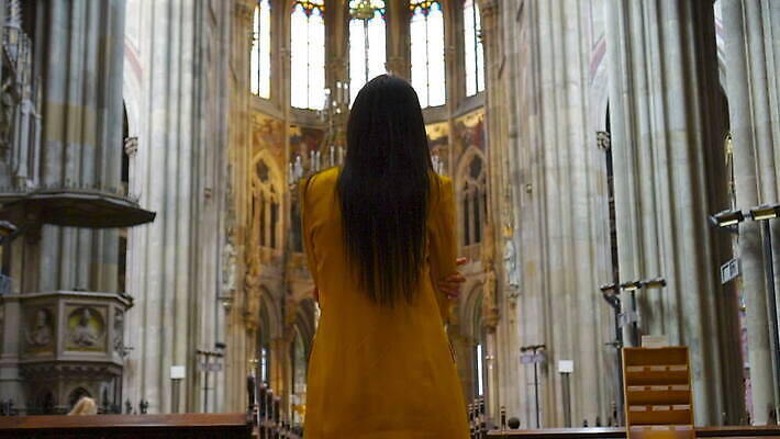 백인 전통 여자 종교 문화 벤치 건축양식 창문 실내 한명 서기 성인 빛 성당 교회 희망 침묵 기도 사찰 예수 비엔나 구출 그림 신성 스테인드글라스 숭배 신앙심 헬프 MOV 해외동영상 클립영상 서양인 1 건축 감정 의자 종교건축 모션 유리 사람 내부 건물 소리 도움 신_종교 오스트리아 동영상 파일형식