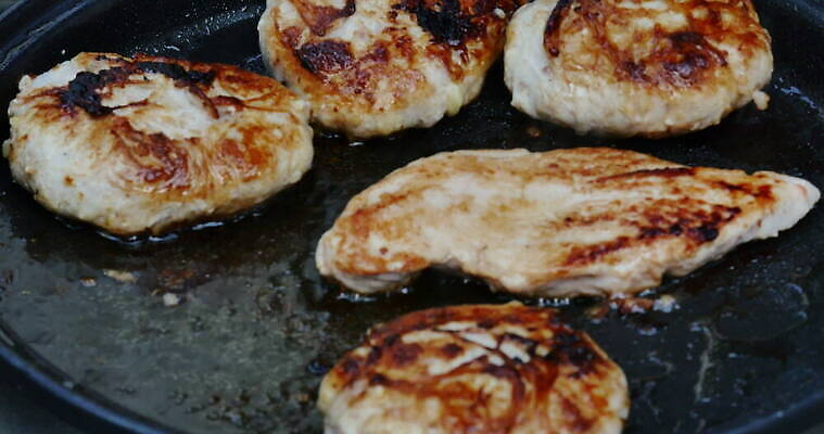 접시 손 음식 백그라운드 탁자 마늘 육류 돼지고기 스테이크 요리 사람없음 목재 주방 검은색 식사 저녁식사 치킨 소고기 튀김 흰색 신선 뜨거움 그릴 기름 바비큐 굽기 날것 후추 로즈메리 4K MOV 해외동영상 클립영상 나무 식기 컬러 가구 채소 식재료 재료 주방용품 서양음식 신체부위 구이 허브 향신료 동영상 닭고기요리 파일형식