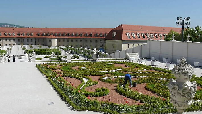 외관 공원 유럽 여행 건축양식 하늘 벽돌 새로움 사람없음 야외 건물 초록색 빛 컬러풀 탑 정원 펼침 궁전 흰색 도시 성 중세 역사 재산 박물관 타운 랜드마크 바로크 브라티슬라바 수도권 슬로바키아 옛날 유럽연합 전국 정부 MOV 해외동영상 클립영상 건축물 공공시설 건축 나라 컬러 컨셉 고건축 모션 금융 지역 동영상 파일형식