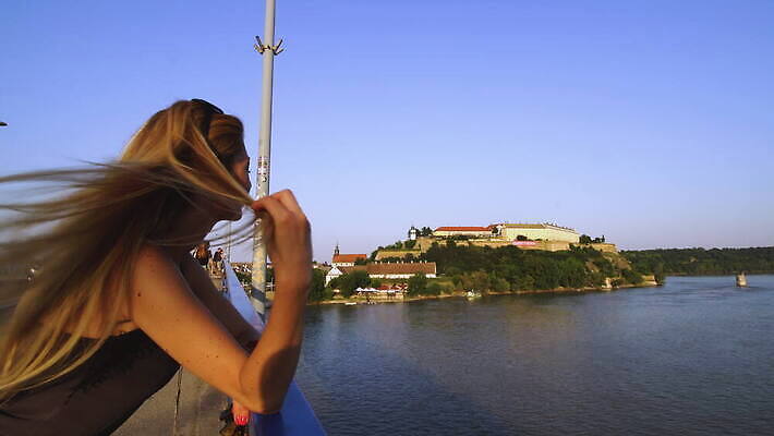 모델 1 라이프스타일 여자 도로 신발 휴식 거리 건강 한명 사람 성인 야외 강 치마 태양 섹시 맑음 시골 도시 화려 우아함 날씬함 타운 단계 다뉴브강 세르비아 혼자 4K MOV 해외동영상 클립영상 자연요소 길 컨셉 교통시설 하의 날씨 생활 몸매 동영상 파일형식