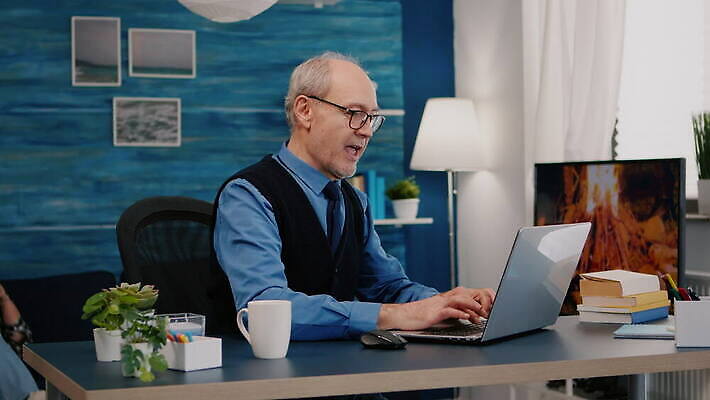 커플 응시 노년 행복 안경 비즈니스 성공 남편 주택 직장 앉기 성인 노트북 사무실 독서 방 타이핑 아내 최고 업무 작업 비즈니스맨 자신감 작업실 뉴스 큼 은퇴 집중 책상 검색 흥분 리빙 옛날 4K MOV 해외동영상 클립영상 시선 잡화 남자 감정 가구 컨셉 회사 관계 모션 사람 건물 전자제품 직장인 크기 동영상 파일형식