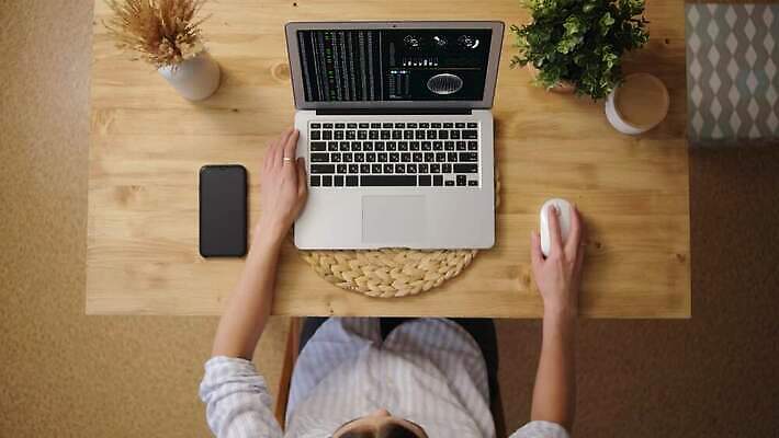 백인 직업 응시 여자 커피 생각 인터넷 비즈니스 통신 탁자 직장 사람 앉기 동양인 성인 금융 노트북 컴퓨터 사무실 독서 디지털 공책 정보 타이핑 업무 비즈니스맨 비즈니스우먼 네트워크 엔지니어 종업원 무선전화기 경영자 온라인 하드웨어 4K MOV 해외동영상 클립영상 서양인 시선 남자 음료 가구 회사 모션 문구용품 인종 경제 전자제품 작업 직장인 기술자 전화기 리더 동영상 파일형식