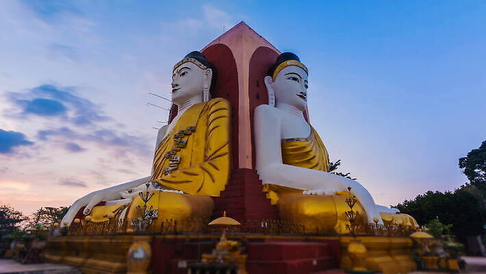 아시아 종교 문화 얼굴 조각 여행 불교 건축양식 하늘 사람없음 건물 조각상 탑 황혼 일몰 새벽 도시 사찰 4 역사 야간 장면 신성 랜드마크 미얀마 버마 사당 숭배 4K 타임랩스 MOV 해외동영상 클립영상 자연요소 건축물 건축 나라 종교건축 촬영기법 신체부위 조형물 숫자 노을 동영상 파일형식