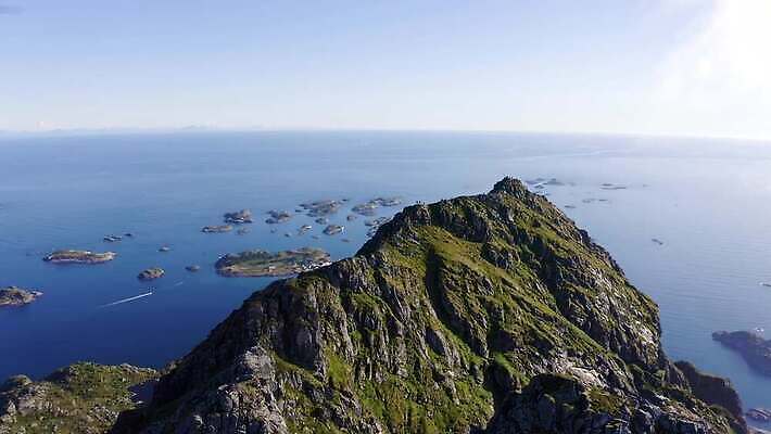 바다 섬 산 안테나 파노라마 노르웨이 풍경 사람없음 물 여름 도시풍경 햇빛 마을 도시 저녁 북극 언덕 그림 타운 동영상 대서양 항공촬영 다도해 드론 랜드마크 스칸디나비아 수평선 4K MOV 해외동영상 클립영상 자연요소 계절 유럽 뷰포인트 통신 촬영기법 태양 야간 극지방 파일형식