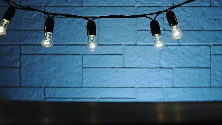 컨셉 전구 유리 탁자 벽돌 전등 조명 주택 실내 매달리기 사람없음 장식 빛 힘 에너지 수확 골동품 흰색 램프 투명 닫기 백열등 복고 파란배경 철사 광 옛날 텅스텐 필라멘트 안락 4K MOV 해외동영상 클립영상 컬러 가구 백그라운드 농업 모션 재질 내부 건물 파란색 원소 동영상 파일형식