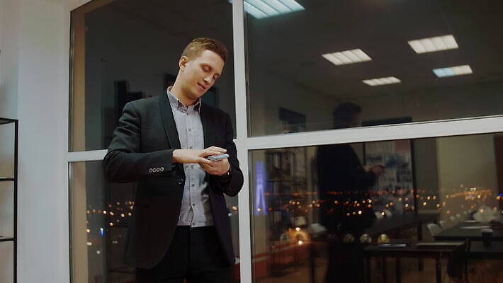 백인 행복 감정 인형 컨셉 지폐 돈 비즈니스 사업가 창문 성공 한명 미소 사람 금융 사무실 쌓기 달러 미국 표현 비즈니스맨 던지기 재산 고급 떨어짐 보따리 흥분 이익 계산서 경영 보너스 수입 포상금 표현성 4K MOV 해외동영상 클립영상 서양인 직업 1 남자 북아메리카 모션 표정 경제 직장인 동영상 파일형식