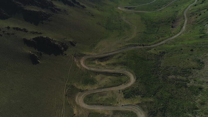 도로 여행 곡선 자연 하늘 아침 산 안테나 사람없음 야외 파란색 맑음 자유 안개 통과 드론 절정 키르기스스탄 4K 설정숏 MOV 해외동영상 클립영상 주간 길 선 컬러 컨셉 통신 교통시설 날씨 촬영기법 생태계 동영상 중앙아시아 파일형식