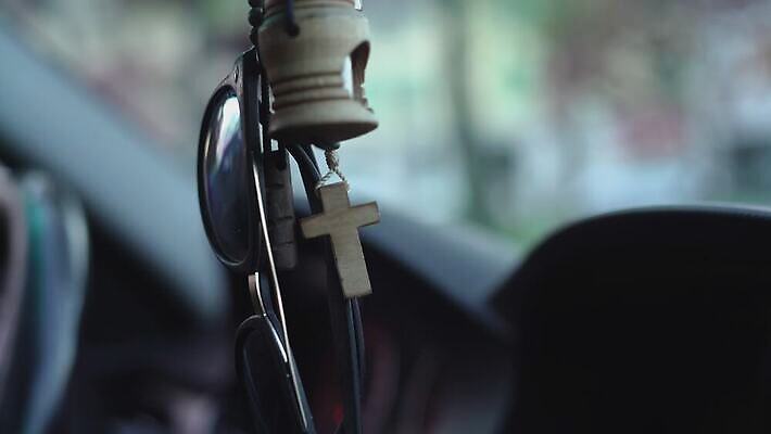 모양 기독교 종교 벽 백그라운드 컨셉 십자가 자동차 부활절 매달리기 사람없음 내부 목재 교회 믿음 성경 희망 거울 천주교 수확 골동품 기도 시골 예수 영혼 심볼 사인 복고 신성 희생 숭배 신앙심 옛날 4K MOV 해외동영상 클립영상 나무 기념일 감정 육상교통 농업 재료 종교용품 종교건축 모션 건물 신_종교 동영상 파일형식