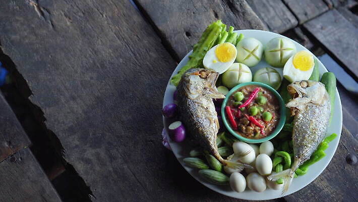 접시 음식 채소 재료 태국 고추 가지 오이 새우 콩 건강 어류 요리 동양인 사람없음 세트 계란 튀김 신선 사발 달콤 묘사 유기농 후추 내추럴 점심식사 채식주의자 핸드메이드 맛있는 4K MOV 해외동영상 클립영상 식기 웰빙 아시아 곡류 갑각류 인종 알 식사 수중동물 사기그릇 맛 향신료 채식 동영상 파일형식