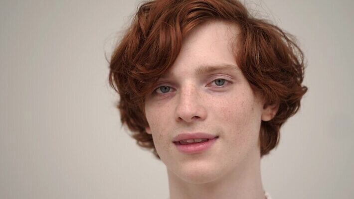 백인 모델 1 라이프스타일 헤어스타일 남자 행복 감정 얼굴 포즈 백그라운드 실내 한명 미소 사람 소년 성인 빛 섹시 머리 유행 표현 화려 우아함 이발 성실 생강 주근깨 빨간머리 고립 혼자 스타일 MP4 해외동영상 클립영상 서양인 어린이 컨셉 채소 표정 내부 생활 신체부위 점 동영상 파일형식